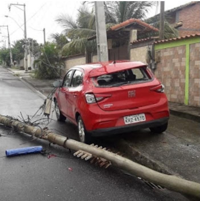 CAMINHÃO INVADE CALÇADA, DERRUBA POSTE E DEIXA CARRO DESTRUÍDO EM ...