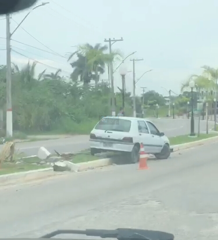 Motorista Perde Controle De Carro E Sobe Canteiro Na Avenida Gilberto