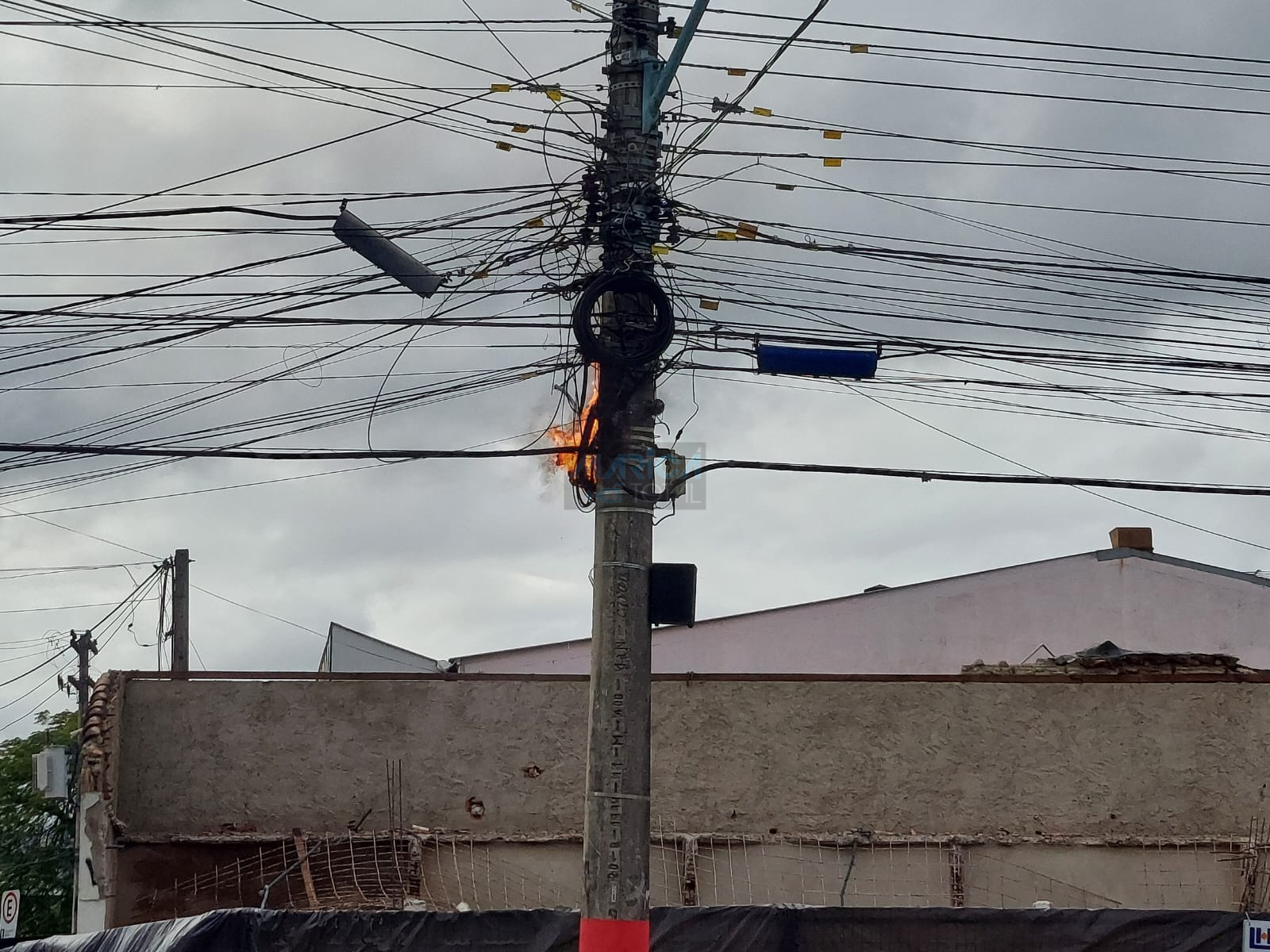 Transformador pega fogo no Centro de Maricá Maricá Total