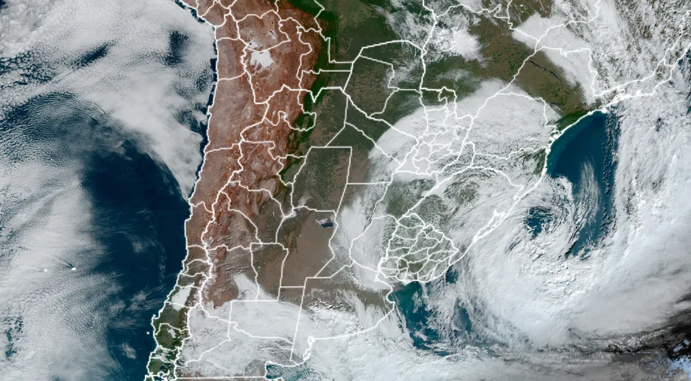 Frente Fria ventania e ressaca ondas de até 4 metros são causados