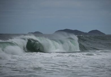 Domingo será de tempo instável e mar revolto no Rio de Janeiro; resgates preocupam autoridades