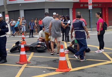 Acidente entre carro e moto deixa mãe e filho feridos no Centro