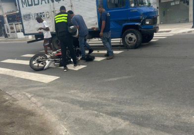 Carro e moto colidem no Centro de Maricá mas não há feridos