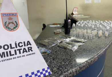 Mochila com drogas e rádio transmissor é apreendida no Morro do Amor