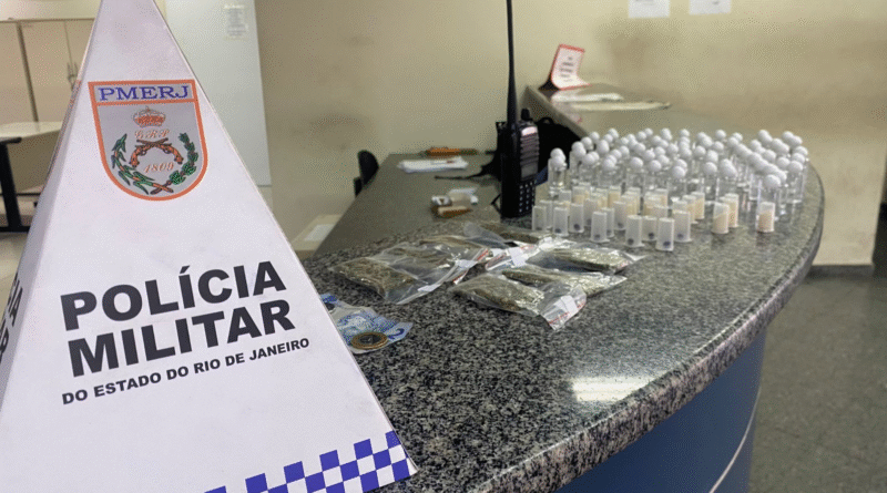 Mochila com drogas e rádio transmissor é apreendida no Morro do Amor