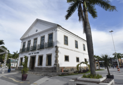 Casa de Cultura de Maricá reabre com exposição carnavalesca em celebração aos 211 anos da cidade