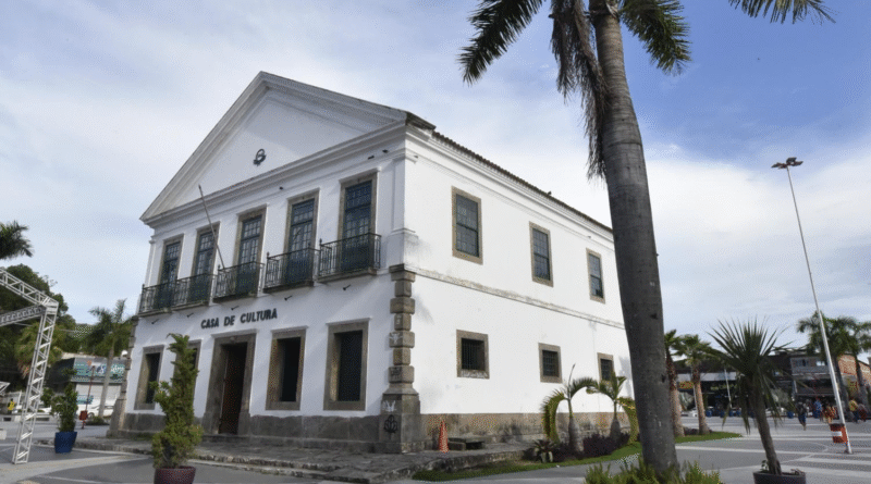 Casa de Cultura de Maricá reabre com exposição carnavalesca em celebração aos 211 anos da cidade