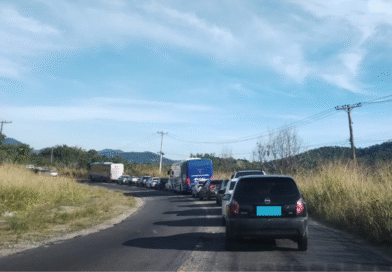 Acidente com múltiplos veículos causa lentidão na RJ-106