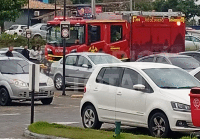 Carro pega fogo em estacionamento de shopping no Centro