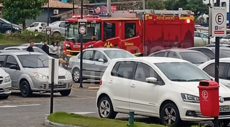 Carro pega fogo em estacionamento de shopping no Centro