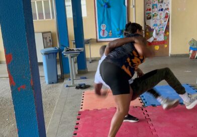 Professor Daniel ensina defesa pessoal a mulheres em escola de Maricá