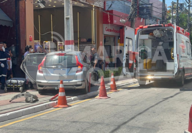 Homem perde controle de carro e colide com veículo estacionado e poste no Centro de Maricá