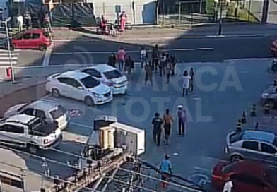 Colisão entre veículos deixa mulher ferida no Centro de Maricá