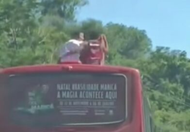 Passageiros são flagrados viajando no teto de ônibus Vermelhinho em Maricá