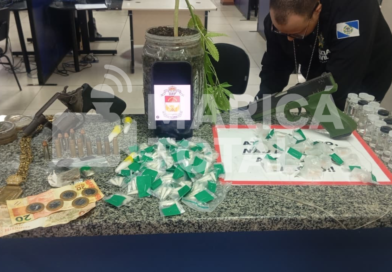 PROEIS apreende drogas, arma e detém suspeitos em Itaipuaçu