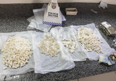 Homem com denúncia por extorsão e tráfico é detido com mochila cheia de drogas no Morro do Amor