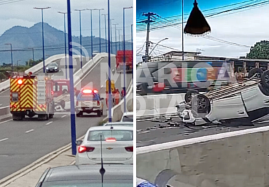 Veículo capota na RJ-106 e interdita trecho na subida do Viaduto do Flamengo