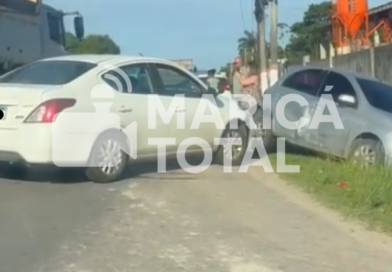 Colisão entre dois carros deixa ferido e provoca congestionamento na RJ-106 em São José