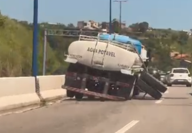 Incidente com caminhão causa retenções na RJ-106, na altura do Flamengo