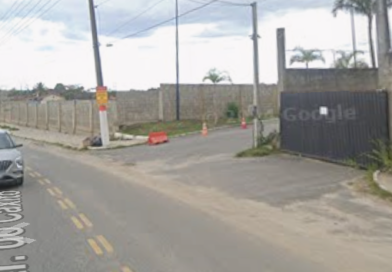 Pais cobram agentes de trânsito em frente à Escola Antônio Lopes no Caxito