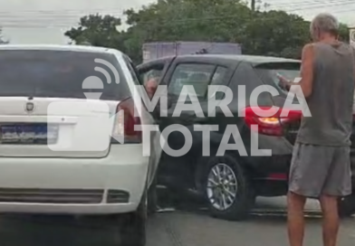 Acidente entre dois veículos deixa motorista ferido no Flamengo