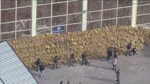 Polícia apreende 40 toneladas de maconha na Maré; carga pode ser a maior da história do país