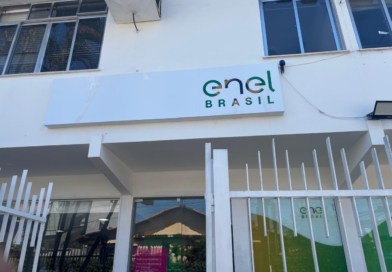 Moradores de Maricá protestam contra cobrança de R$ 4,20 por 2ª via da Enel