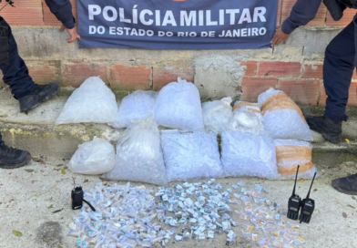 Operação da PM apreende drogas e rádios transmissores em comunidade de Niterói