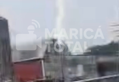 Raio atinge quadra esportiva e assusta moradores no Centro de Maricá