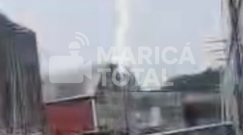 Raio atinge quadra esportiva e assusta moradores no Centro de Maricá