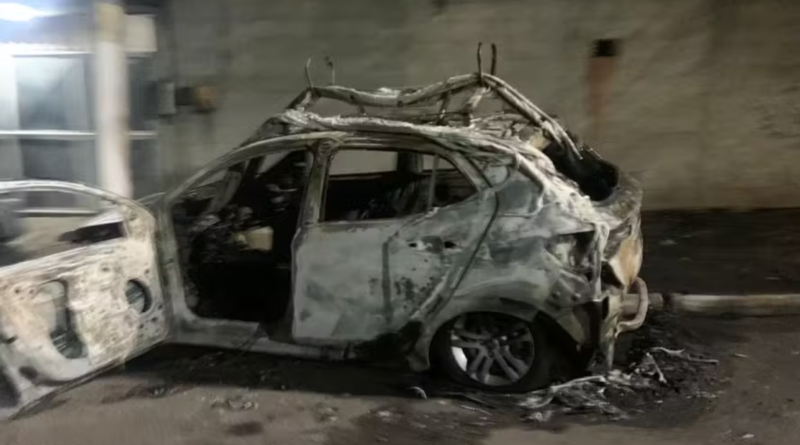 Carro de empresa de internet é incendiado por criminosos em Itaboraí
