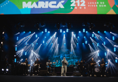 Ferrugem encerra noite de shows com Arena da Barra lotada durante aniversário de Maricá