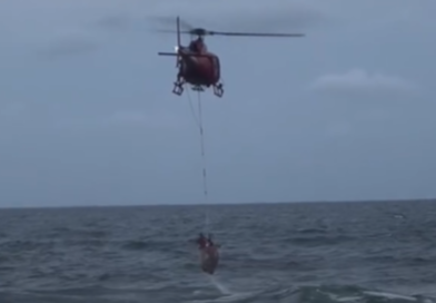 Adolescente é resgatado por helicóptero após ser arrastado por correnteza em Itaipuaçu
