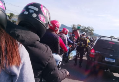 Colisão entre caminhões provoca congestionamento na RJ-106