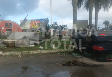 Carro capota na RJ-106 e atinge estrutura de placa na entrada do Caxito