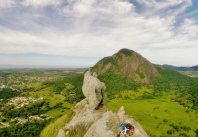 Homem cai de mais de 150 metros durante trilha na Pedra do Macaco e mobiliza operação de resgate em Maricá