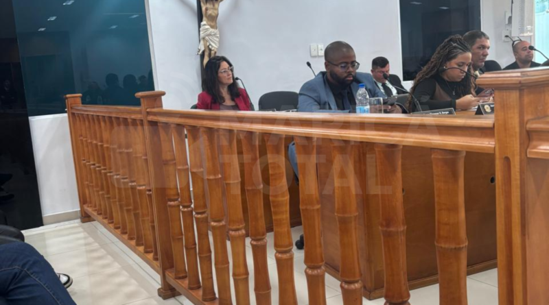 Vereadores divergem sobre repasse de recursos para a escola de samba em Maricá