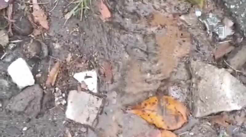 Moradores denunciam vazamento de água e falta de abastecimento na Barra de Maricá