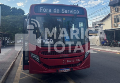 Pedra é arremessada contra ônibus do Vermelhinho e assusta passageiros na RJ-106
