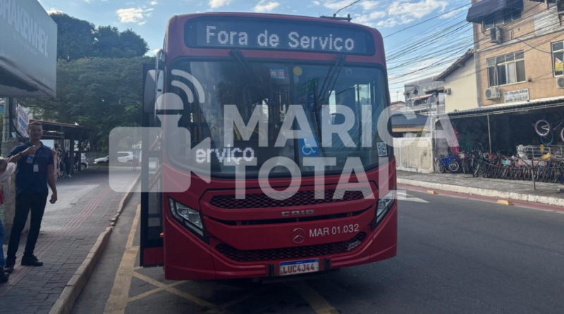 Pedra é arremessada contra ônibus do Vermelhinho e assusta passageiros na RJ-106