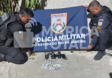 Homem é preso com drogas e rádios transmissores em comunidade de Itaipuaçu