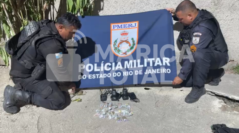 Homem é preso com drogas e rádios transmissores em comunidade de Itaipuaçu