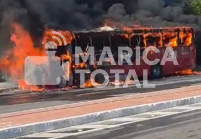 Ônibus do Vermelhinho pega fogo com passageiros a bordo em Itaipuaçu