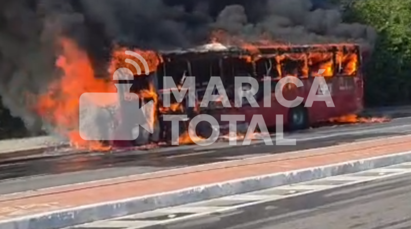 Ônibus do Vermelhinho pega fogo com passageiros a bordo em Itaipuaçu