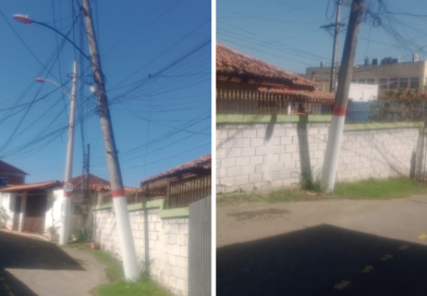 Morador alerta para poste inclinado e pede providências no Centro de Maricá