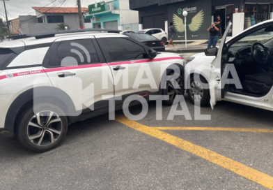 Colisão entre dois carros deixa trânsito lento no Centro de Maricá