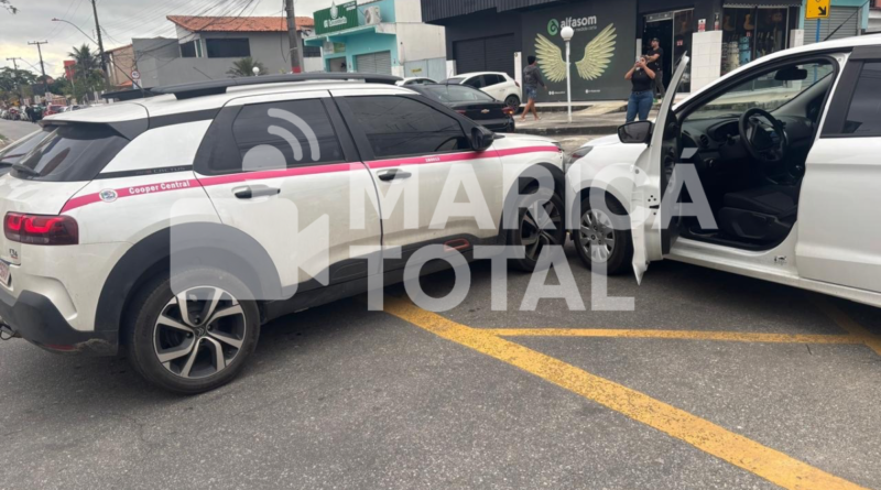 Colisão entre dois carros deixa trânsito lento no Centro de Maricá