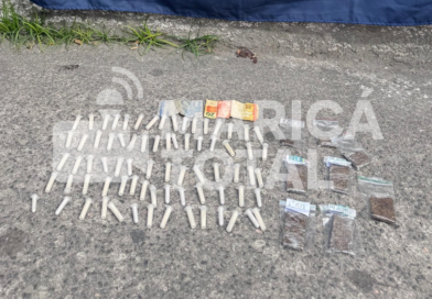 Dois suspeitos são conduzidos durante ação da PM contra tráfico de drogas em Jaconé