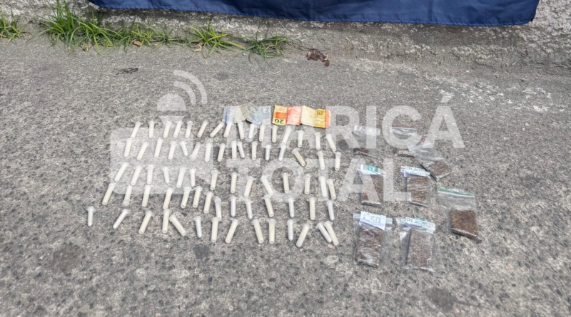 Dois suspeitos são conduzidos durante ação da PM contra tráfico de drogas em Jaconé