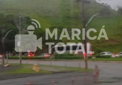 Colisão entre carro e moto causa congestionamento na RJ-106, em Ponta Negra